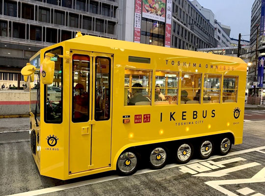 皆様に少々の驚きと大きな幸運を届けたいという思いから、全10台のうちの1台だけは黄色のバスとしています。